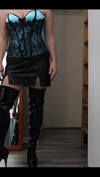 Mostrando minhas botas de espartilho e coxas