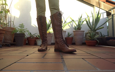 Lady Victoria Valente: Krajkové boty na terase