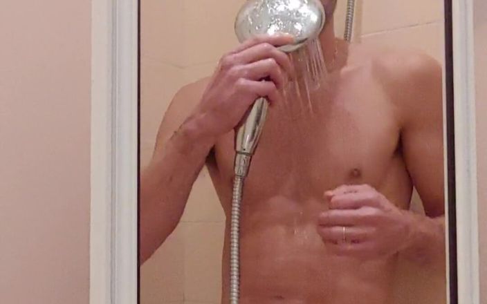 Boy jerking off: Spune-mi, vrei să faci un duș cu mine?
