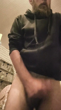 大きくて硬いチンコを手でこぼし、エッジングしながらタバコを吸う