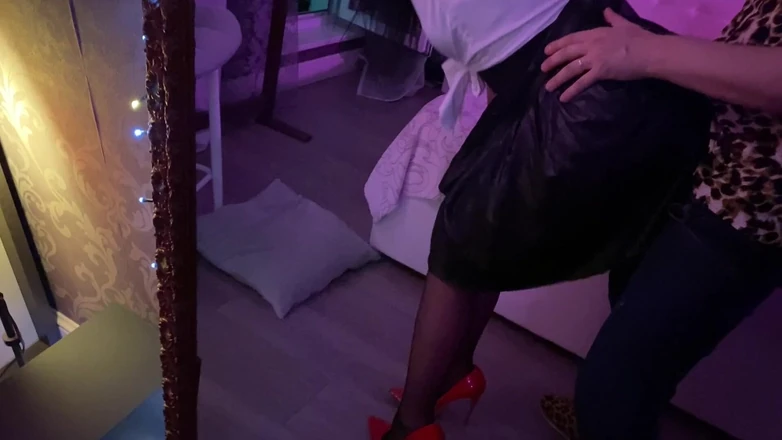 Slowly Tease: # 28 Assistente em saia curta sexy e meia-calça ama meu...