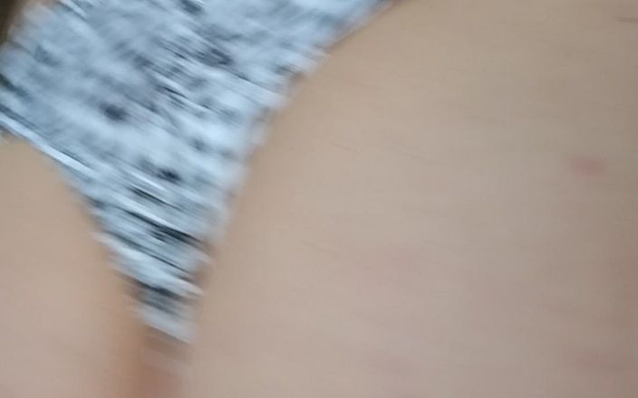 Morbosete000: 走路并展示她穿着丁字裤的屁股