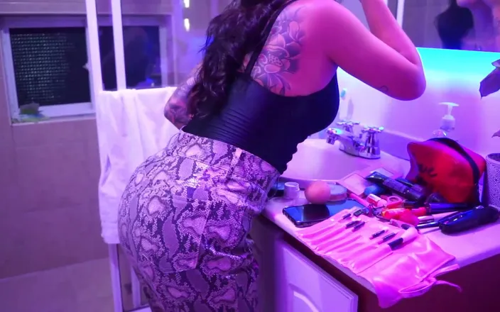 Quianon: The Most Sexy Latina Playing Dirty in the Bathroom