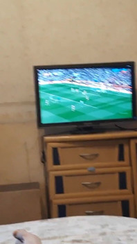 Spodní Sissy otrokyně děvka slouží svému majiteli jako Beeer Stand, saje a líbá ptáka a líbá zadek, zatímco majitel sleduje fotbal