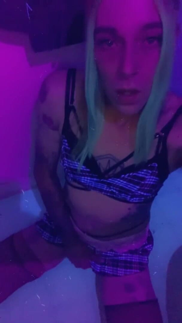 CarmenMelatonin: Sexy college girl loves to fuck