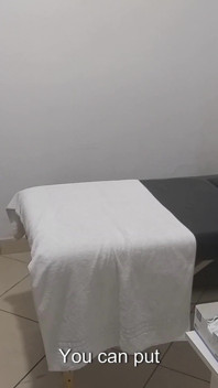 Pacjent zostaje palcami przez proktologa podczas egzaminu analnego.