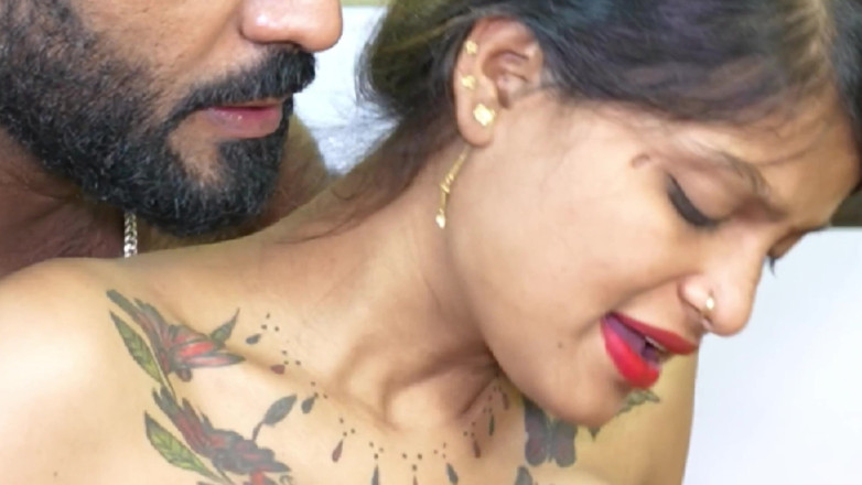SAWITA BHABHI: 淫荡的印度阿姨被她健美的邻居狠操
