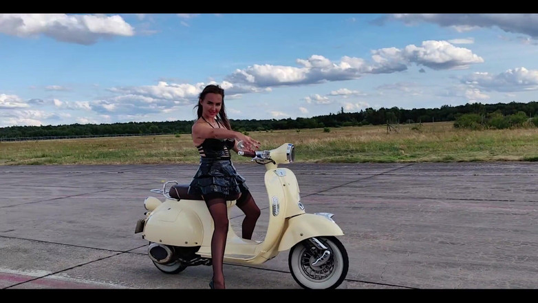 Goddess Lena: Rider en scooter
