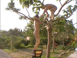 Java Consulting: Erkek delisi esmer havuzun yanında biniyor