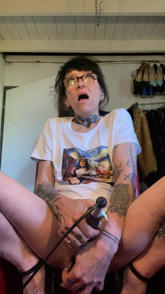 aewin11: Cewek ini lagi asik muasin memeknya pakai dildo ukuran XL...