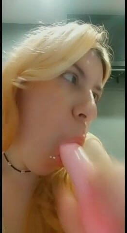 Lolafuccbunny: kaamuk sauteli bahan seks toy par thook rahi hai
