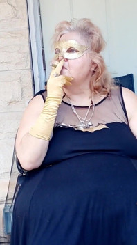 Bat girl está fazendo uma pausa para fumar nela