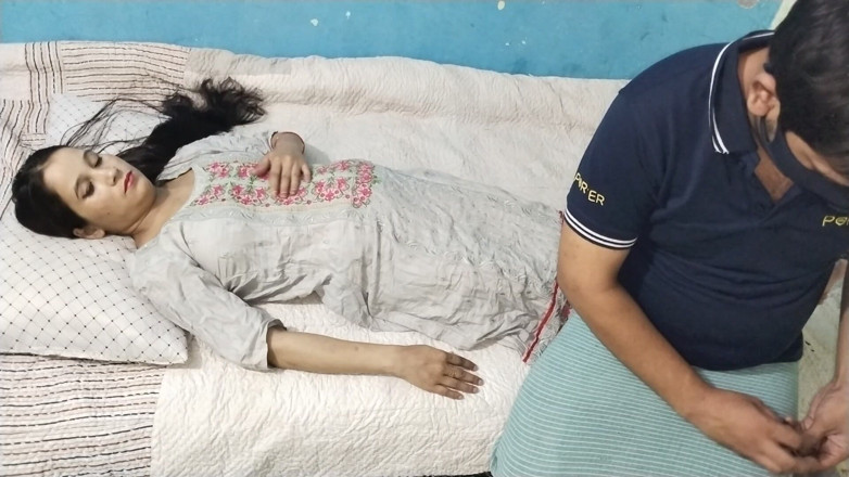Indian Muslim Couple: インドのカップルが夜に過ごし、軽くフラートし楽しく見える