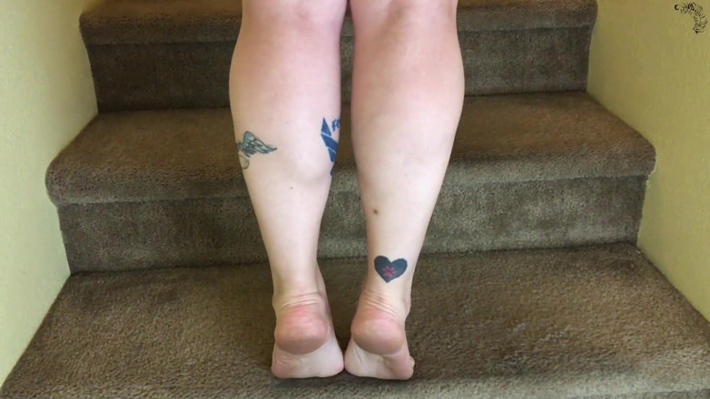 Nikki's Fetishes: Flexionar las terneras mientras suben escaleras