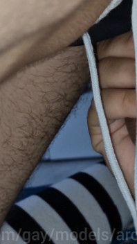 Le trou gougé d’une femboy efféminée a faim de la grosse bite de papa dans le cul