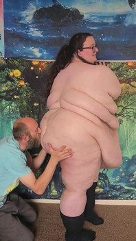 SSBBWの脱ぎ捨てられ、キスされたお腹を撫でられる