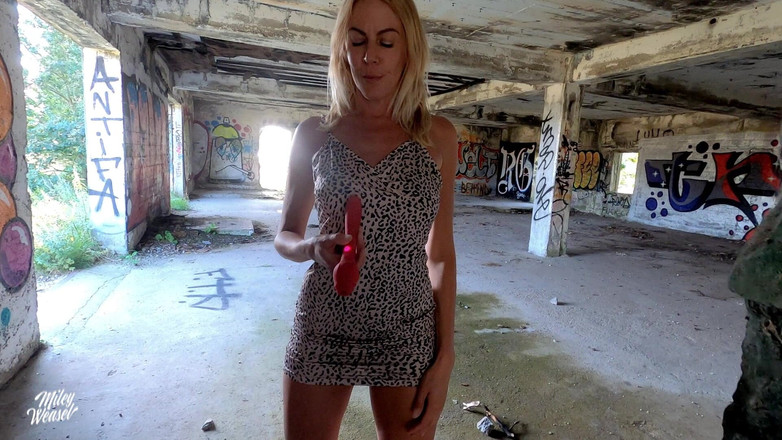 Miley Weasel: 饥渴的金发女孩操她湿润的阴户！！