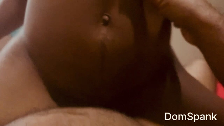 RealDomSpank: エボニーモデルの美女が激しく突かれ、私のチンコを楽しませました。