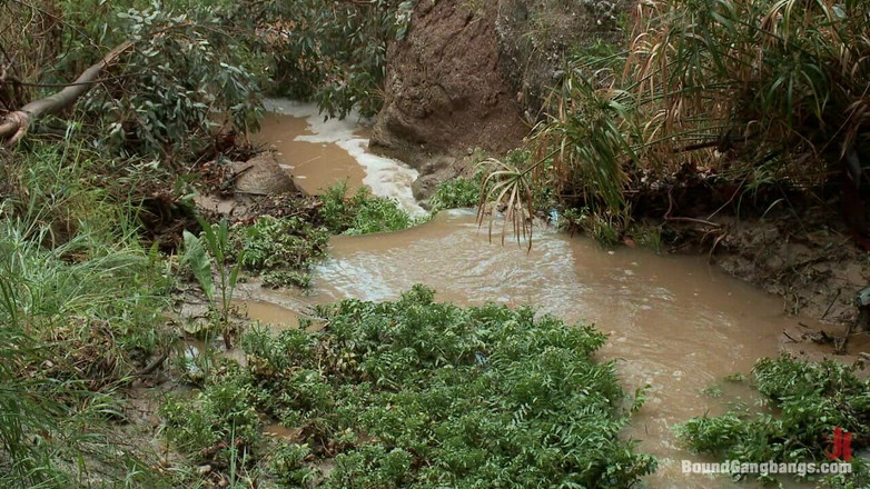 Bound Gang Bangs by Kink: Büyük memeli kampçı sürpriz bir dölleniyor