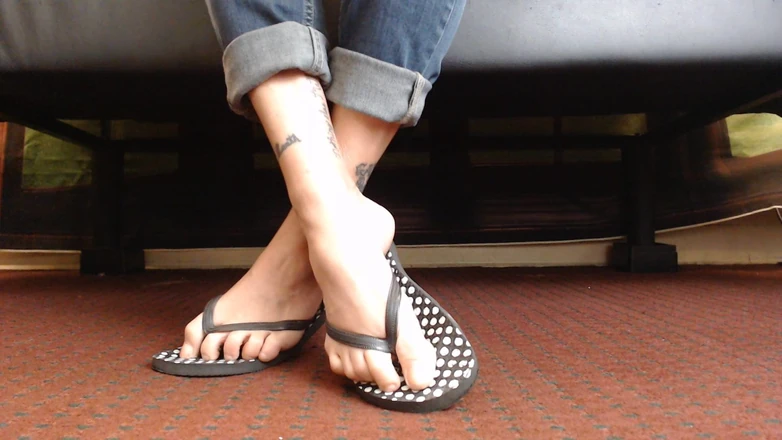 Abby Anna: Dotted flipflop sapato jogar closeup