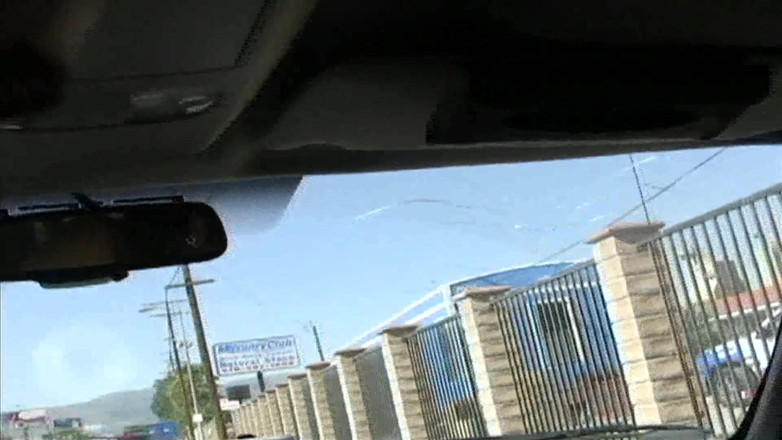 Femdom Sex: Une salope brune se fait baiser dans une voiture