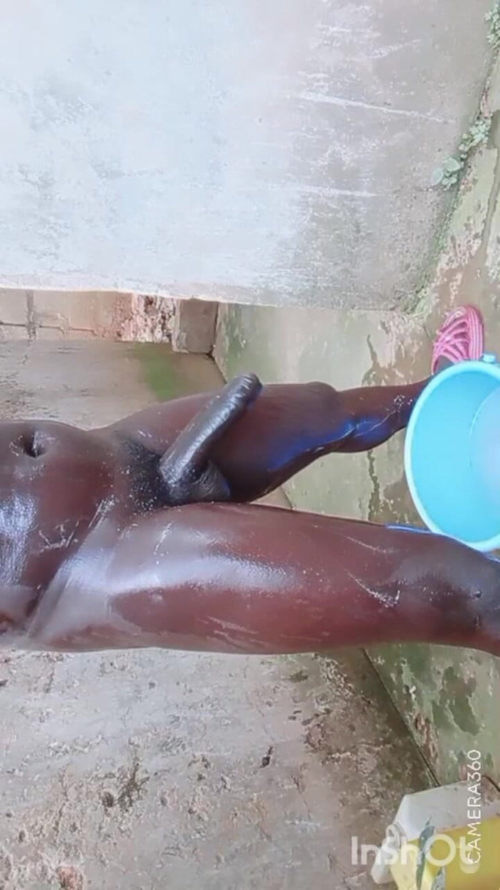 Hongi: Orgie torride avec la plus grosse bite noire d’Afrique