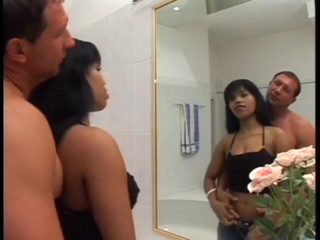 Latina Bang: Söt svart slampa älskar att gå på knä och suga en...