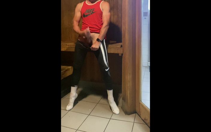 JockDad87: Dilf Jockdad87 je znovu nadržená v sauně!