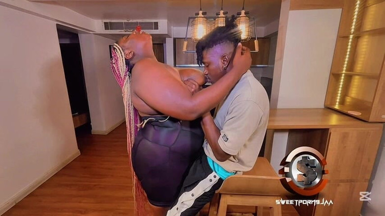 Tusweet9ja: 大学老师被她的学生性交