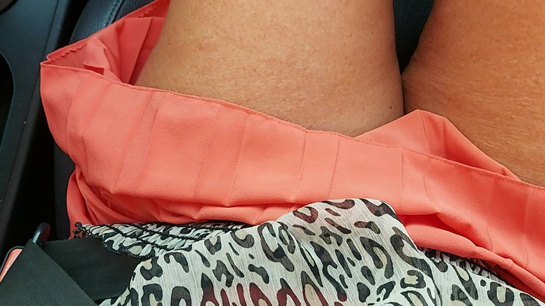 Step Mommy: Une belle-mère mature excitée se masturbe et taquine son beau-fils...
