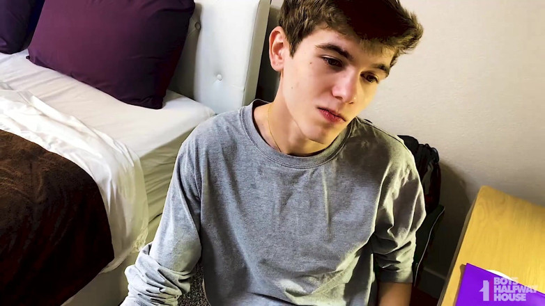 Boys half-way house: Levi Rhodes mengambil batang ayah seperti champ