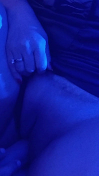 O mamă sexy latino sub lumină albastră face sex oral, masturbare cu vibrator și fluide suculente cu orgasme