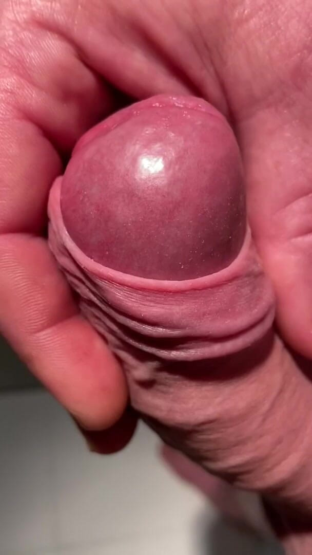 Foreskinguy: Dedos en su gran polla en la cabeza con su...