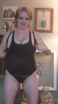 Salto nos peitos do sutiã esportivo leva a tittyfuck