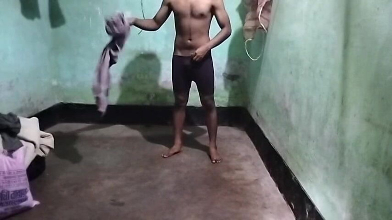 Desi Tits: सीधा दोस्त पहली बार अंडरवियर में ट्विंक बॉय को पकड़ता है