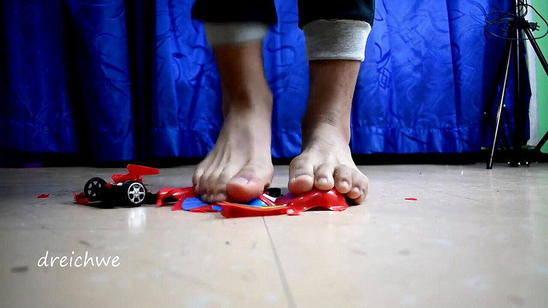 Dreichwe: Oyuncak uçakla büyük arabayı mahvediyor