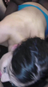 Due gangbang in una stanza con Evie e Sunflower_2