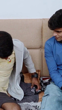 La estrella porno india Suhna en primer video de gang bang completo de sexo anal hardcore
