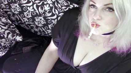 Smoke Temptress Annie Vox - Smoking Fetish: Inglande en röd i en svart klänning