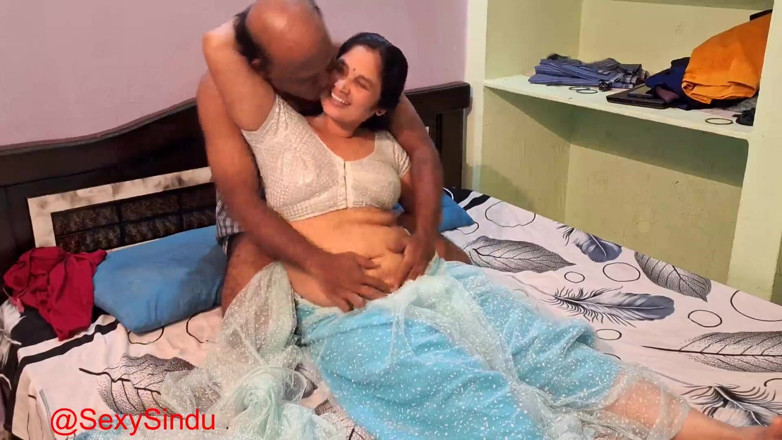 Sexy sindu: 印度哥和50岁男人穿着纱丽服做爱