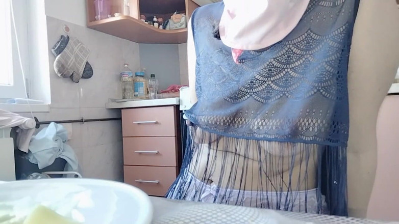 Amateur_MS: 毛茸茸的黑发阴户，大奶子，性感的多毛女人在厨房。