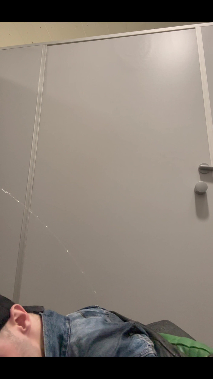 KinkySirius: Skinhead gay Kinkysirius mandi emas di tandas awam