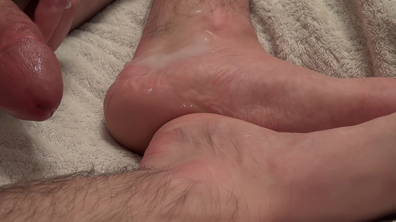 NakedFoxx: Hetero-typ spritzt dicke spermaseile auf seine glatten füße, nahaufnahme