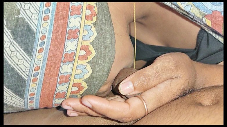 Rozi: Intim avsugning oral njutning delas av ett kärleksfullt par