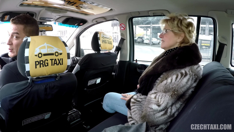 Czech Taxi: Зрелая женщина сквиртует в первый раз
