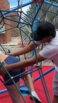 Vedo una ragazza sexy bloccata in un gioco nel parco, in cambio di aiutarla mi invita nel suo appartamento e me la lascia scopare.