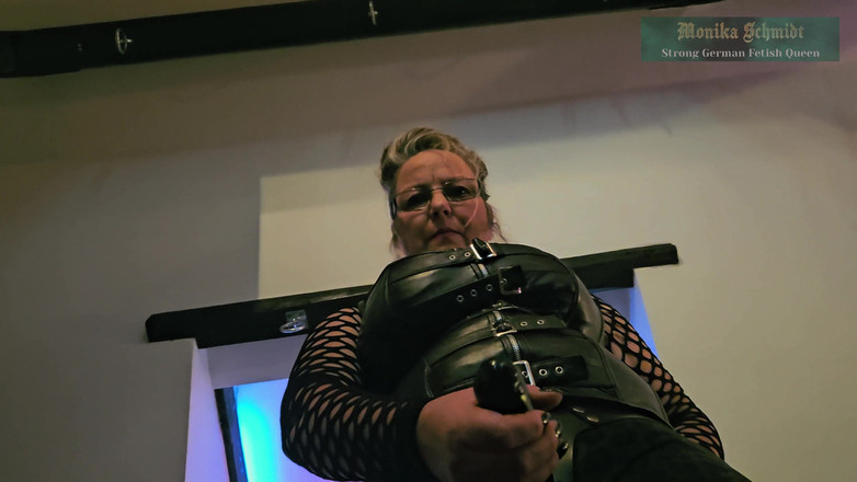 Strict Senz: Monika Schmidt Adoră-mi Pula Muie Cu Vedere La Persoana 1