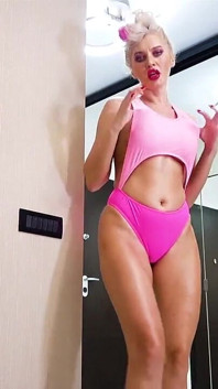 Barbie целует с губной помадой