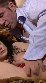 Bardzo gorąca scena z gorącym lubieżnym seksem analnym z Sybelle Watson, Davidem Perrym