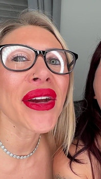 Oliendo labios con Belle Ohara